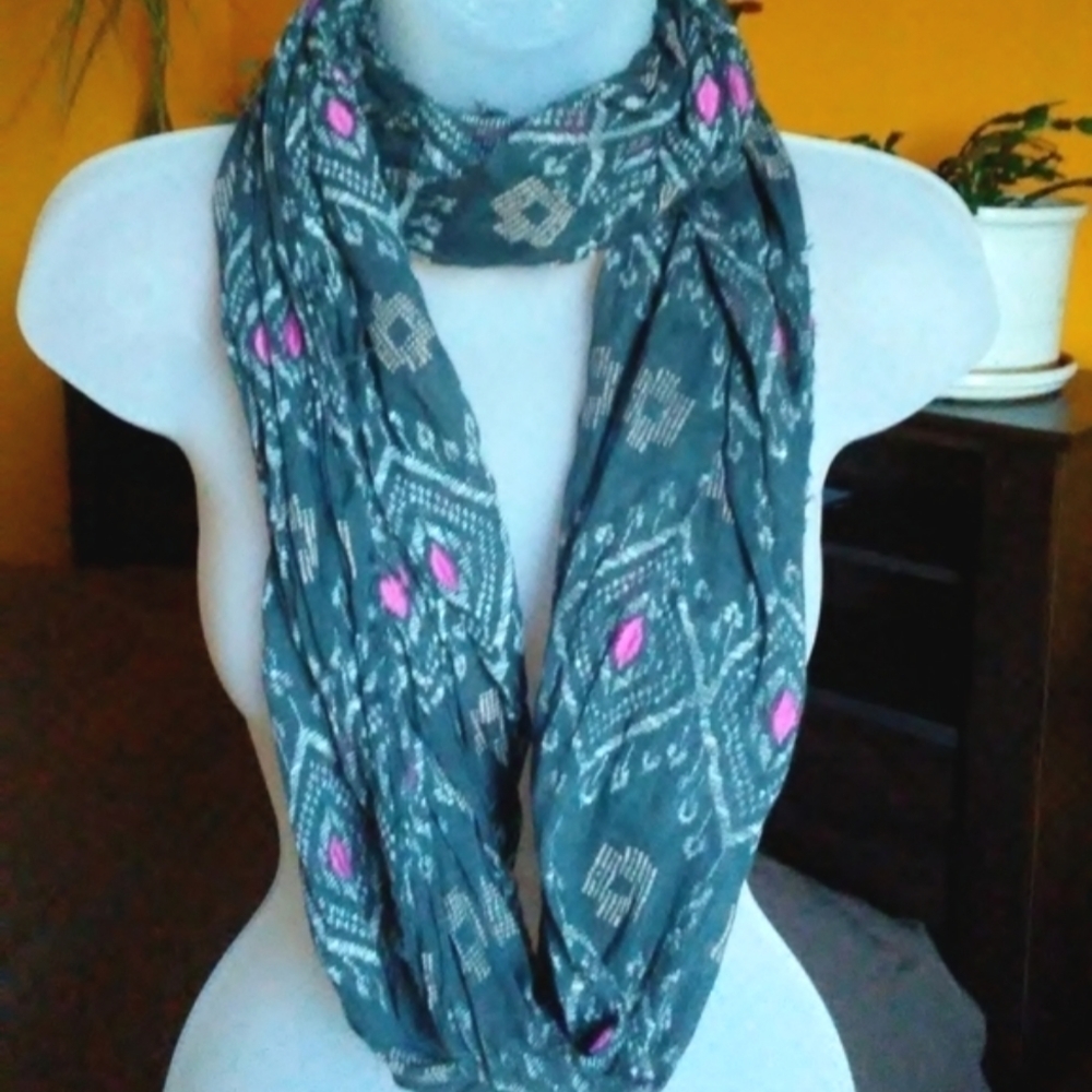 Beautiful Infinity Scarf by Reserved